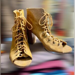 Ciara-Tan Lace-Up Heeled Sandals
Sz.10
Pre-loved
GUC
Heel-3.75
Chunky Heel